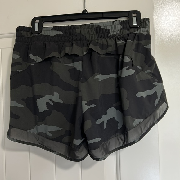 ATHLETA Printed Mesh Racer Run Short 4” Camo Green Sz S - Picture 9 of 15